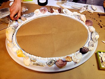 Como fazer uma moldura com conchas  (Foto:Divulgação).