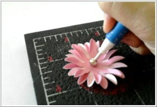 Como fazer flor para decorar cartão (Foto:Divulgação)