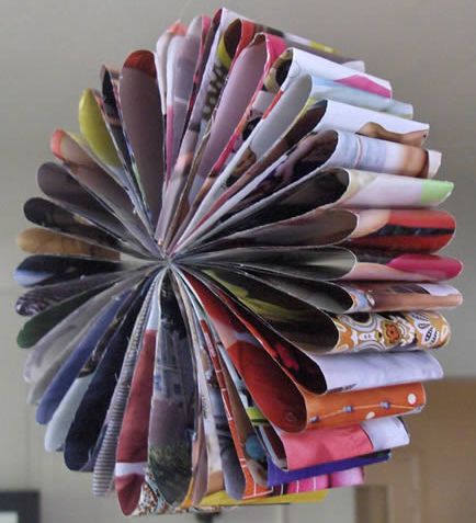 Este artesanato com revistas velhas é ótima opção de enfeite ou de atividade para você fazer com seus alunos (Foto: Divulgação)