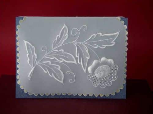 Este artesanato com papel vegetal é muito fácil de ser feito e resulta em um belo cartão (Foto: Divulgação)