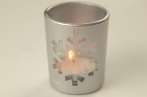 Esta vela decorativa para festas de fim de ano é muito sofisticada, porém muito fácil de ser feita (Foto: Divulgação)