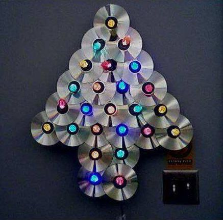 A árvore de Natal com CD velho é ótima opção de artesanato reciclável para este final de ano (Foto: Divulgação)