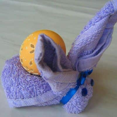 Este coelhinho de Páscoa de toalha de rosto é lindo e você conseguirá fazer facilmente (Foto: Divulgação)