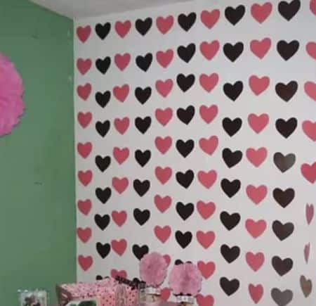 Faça esta cortina de corações em papel para deixar o dia dos namorados ainda mais especial (Foto: Divulgação)