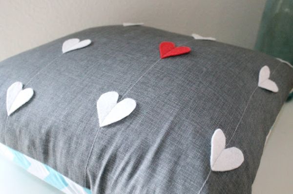Faça esta capa de almofada de corações também presentear o seu amor (Foto: Divulgação)