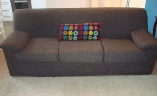 Faça uma capa para sofá e renove não somente o visual de seu sofá como também de todo o décor de sua sala (Foto: casadefifia.blogspot.com.br)