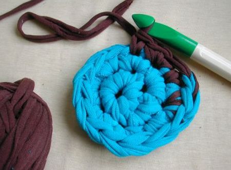 Fazer crochê com tecido de blusas antigas é mais fácil do que você imagina, basta apenas adequar a espessura da agulha ao tecido escolhido (Foto: craftstylish.com)