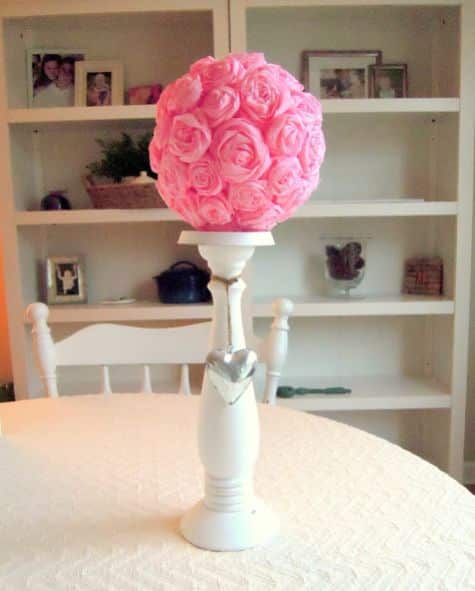 Esta esfera de rosas deixa qualquer ambiente muito mais charmoso e delicado 