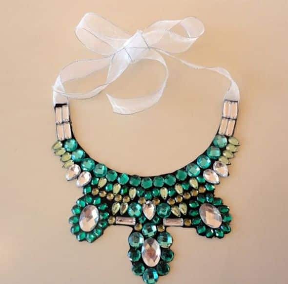 Faça muitos deste colar de gola decorado e deixe sempre as suas produções muito mais interessantes (Foto: diy-enthusiasts.com)