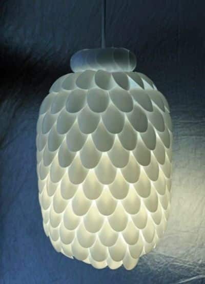 Esta luminária com colher de plástico nem parece que foi feita com material reciclável (Foto: blogdedecorar.blogspot.com.br)