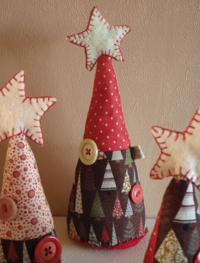 Esta miniárvore de Natal em tecido é diferente, mas muito fácil de ser feita (Foto: carol-carolcraft.blogspot.com.br)
