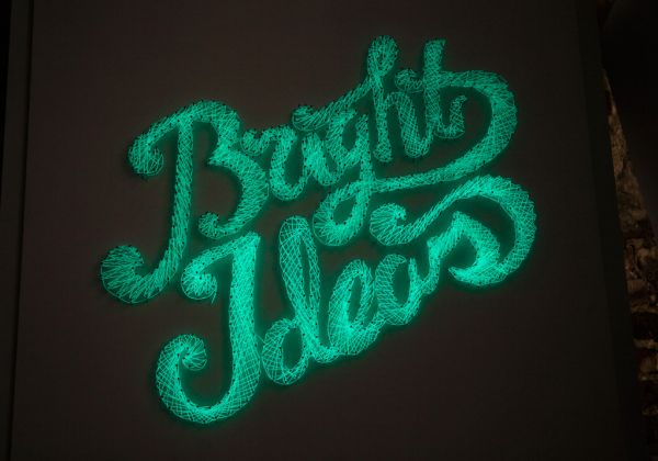Painel com letras iluminadas pode decorar qualquer lugar (Foto: brit.co)