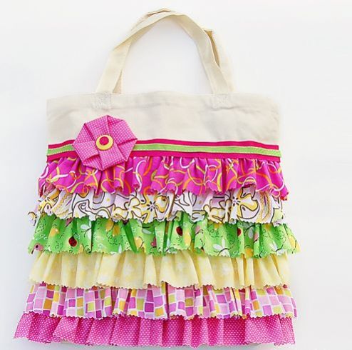 Você pode fazer também esta bolsa de sacola de tecido com uma única cor ou estampa (Foto: scatteredthoughtsofacraftymom.com)