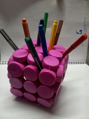 Faça este diferente porta-lápis de tampas de plástico e receba muitos elogios (Foto: laboratoriocreativoidealab.blogspot.com.br)