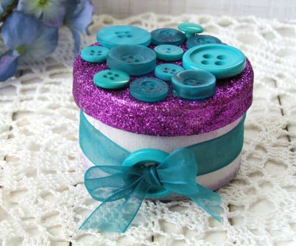 Caixa decorada com botões é delicada, linda e fácil de ser feita (Foto: buttonsgaloreandmore.net)