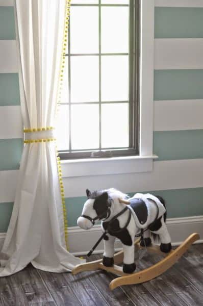 Decorar uma cortina com pompons vai deixar o seu cômodo mais divertido (Foto: beckhamandbelle.com) 