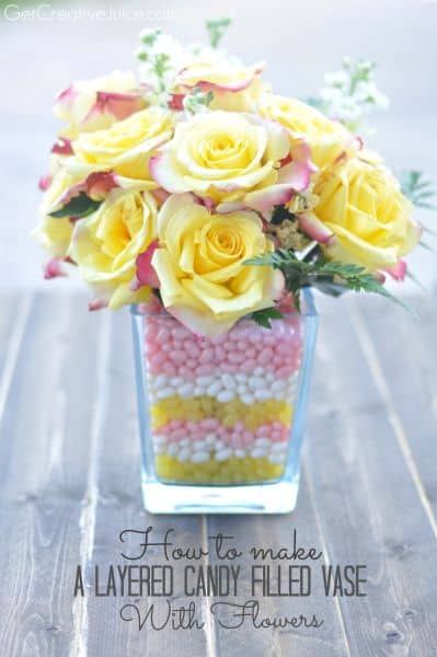 Este centro de mesa com balas e flores pode ter a combinação de cores que você quiser (Foto: getcreativejuice.com) 