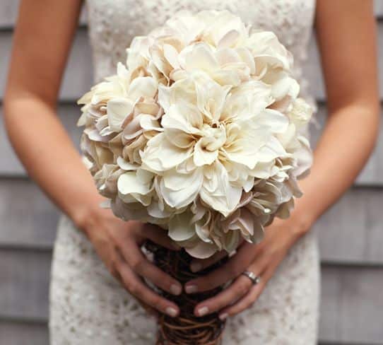 Buquê de noiva rústico é lindo e deixa qualquer noiva ainda mais charmosa (Foto: weddingchicks.com)