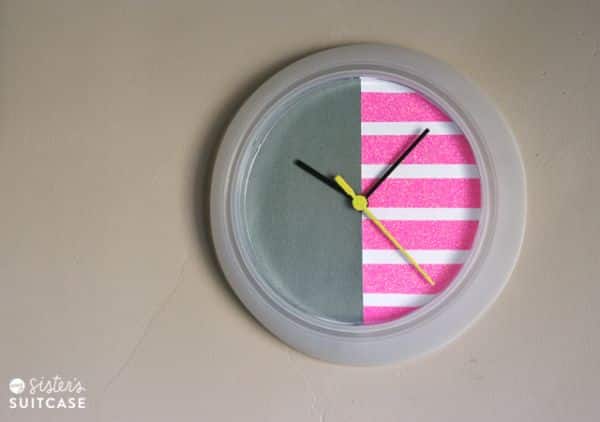 Personalizar um relógio de parede com papel e glitter é muito fácil (Foto: sisterssuitcaseblog.com) 