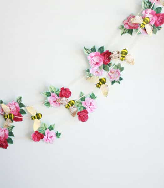 Decoração para parede com flores de papel é barata, mas muito linda (Foto: highwallsblog.com)