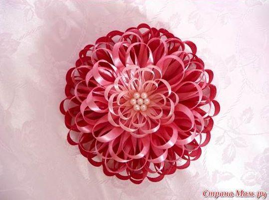 Flor com fita de cetim fina decora de forma delicada (Foto: icreativeideas.com) 