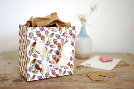 Esta ideia simples para fazer uma bolsinha de papel garante mais charme à sua vida (Foto: beyondbeyond.co.uk)