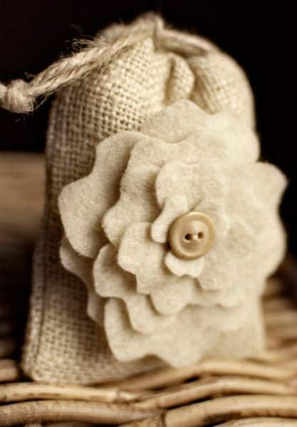 Esta flor de feltro pode enfeitar o que você quiser (Foto: intimateweddings.com) 