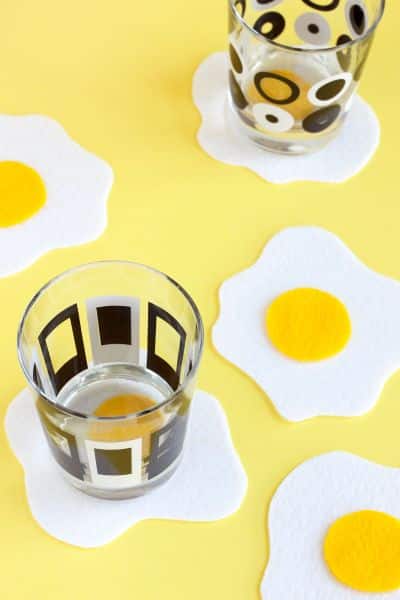 Porta-copos divertido em formato de ovo frito faz o maior sucesso onde aparece (Foto: paintthegownred.com)