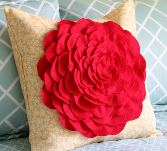 Comece já a decorar uma almofada com rosa de feltro (Foto: vanessachristenson.com)