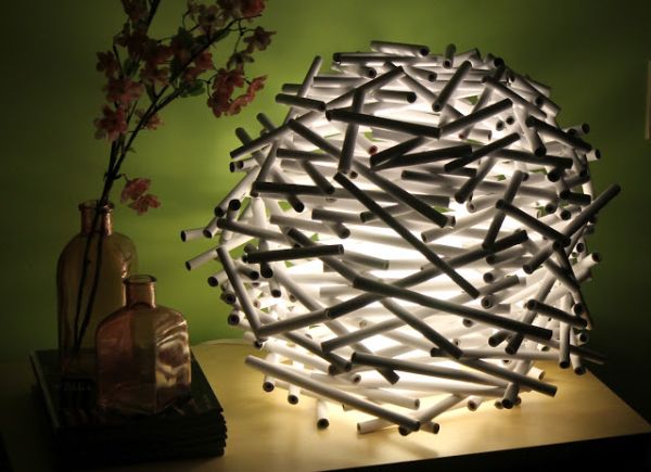 Para decorar uma luminária com jornal você não terá muito trabalho (Foto: marrietta.ru)