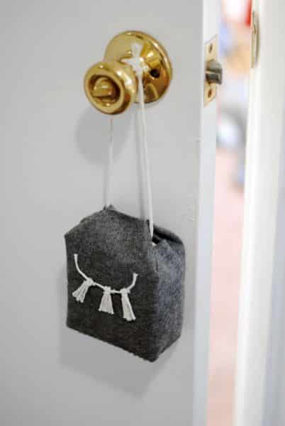 Este peso de porta com tijolo pode também ser uma fonte de renda extra (Foto: diycandy.com)