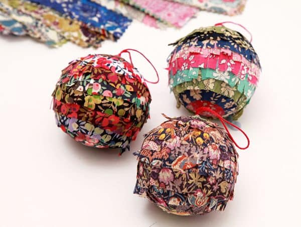 Além de linda esta bola de Natal com retalhos de tecido é também sustentável (Foto: liberty.co.uk)