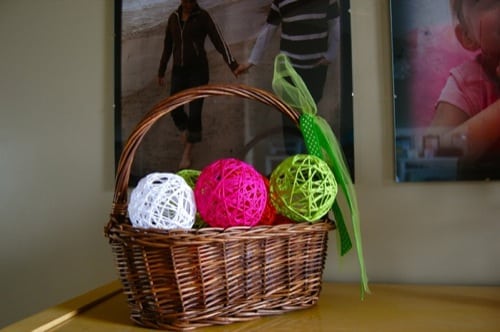 Bolas decorativas de lã são lindas e baratas (Foto: makeandtakes.com)