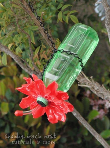 Este sustentável bebedouro para beija-flor também decora de forma delicada (Foto: shabbybeachnest.com)