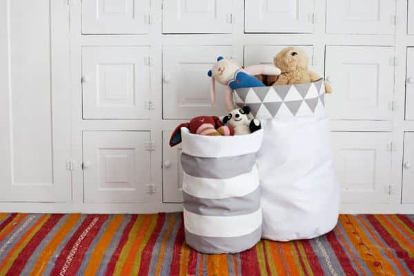 Este organizador de brinquedos de tecido pode ter a combinação de tecido que você quiser (Foto: abeautifulmess.com) 