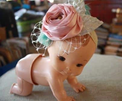 Faça muitos deste lindo e fofo enfeite de cabelo para bebê com flores (Foto: jewelboxballerina.com)