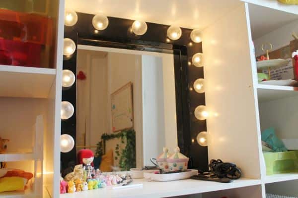 Você não precisa gastar uma pequena fortuna para ter um espelho de camarim, você pode fazer um em casa (Foto: nowthatspretty.blogspot.com.br)