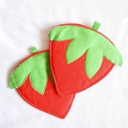 How to Sew Strawberry Pot Holders on believeninspire.com