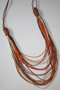 colar de fio de telefone