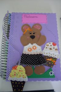 caderno com eva e marcador de página