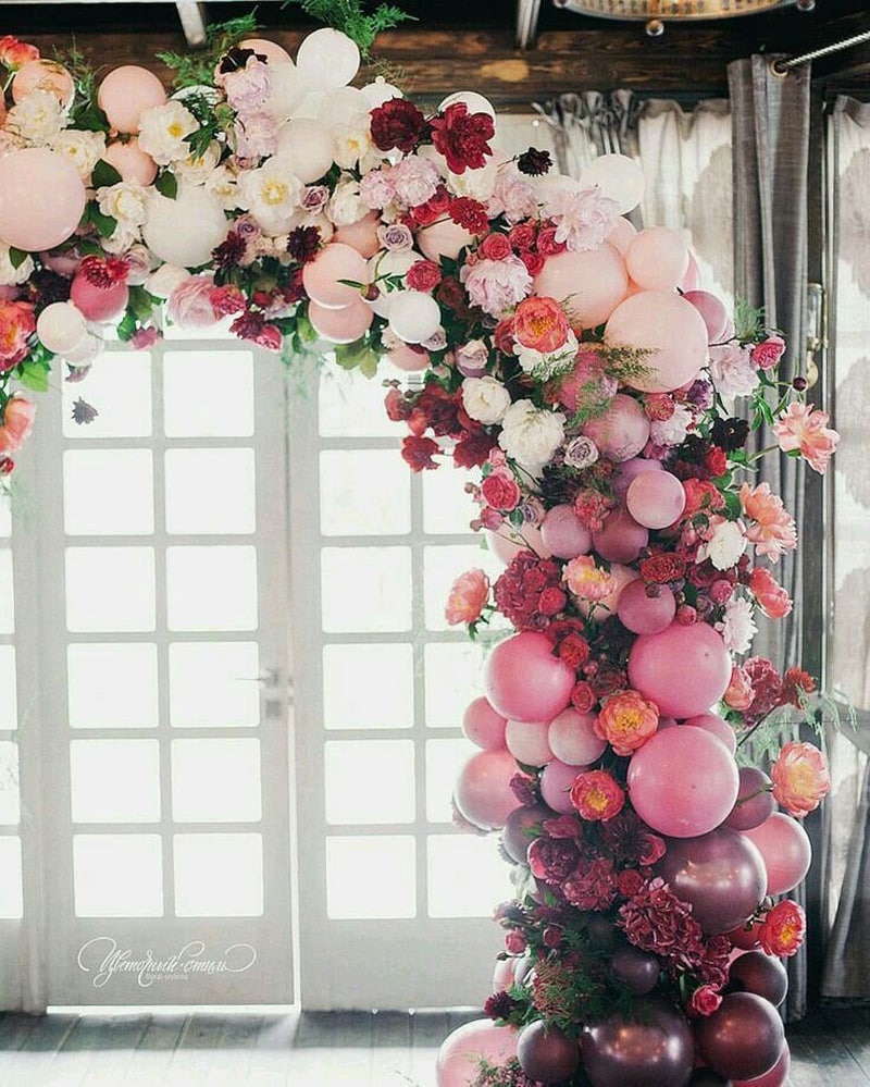 arco de baloes com flores