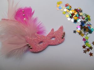 mascara de carnaval com pena