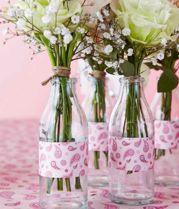 Vasinho de vidro com flores para centro de mesa em decoração chá de bebê faça você mesmo