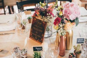 Decoração com lousa para mesa de convidados do casamento