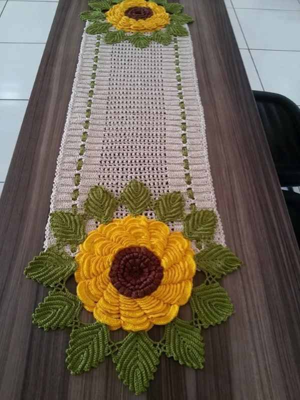 caminho de mesa de croche com flores
