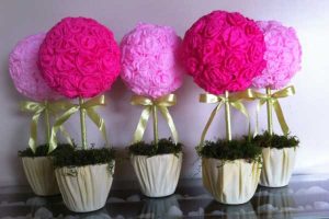 Vasinho de flor feito com papel crepom cor de rosa para decorar chá de bebê