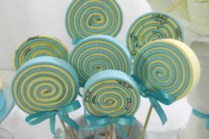 Pirulitos de EVA feitos para decoração de chá de bebê
