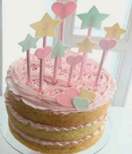 Naked cake com topo de bolo de várias estrelinhas feitas em EVA para decoração chá de bebe faça você mesmo