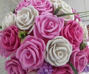Centro mesa flores rosas e brancas EVA
