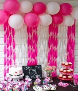Cortina de papel crepom torcido rosa e branco